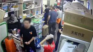 抠门小伙和同事吃烧烤，突然变得很大方，这时警察突然找上门